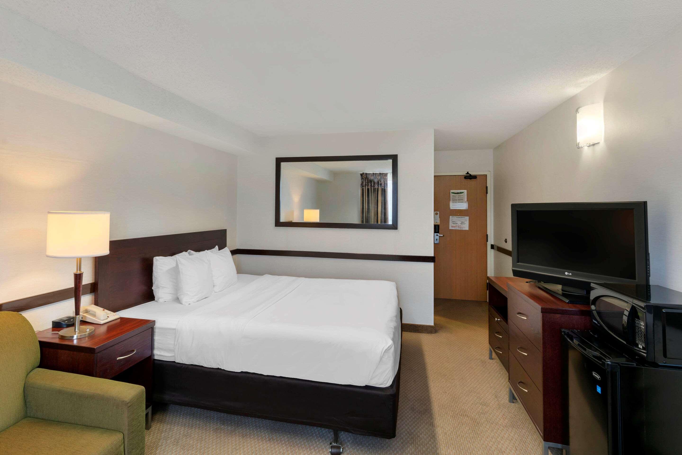 Quality Inn And Suites Montreal East Kültér fotó