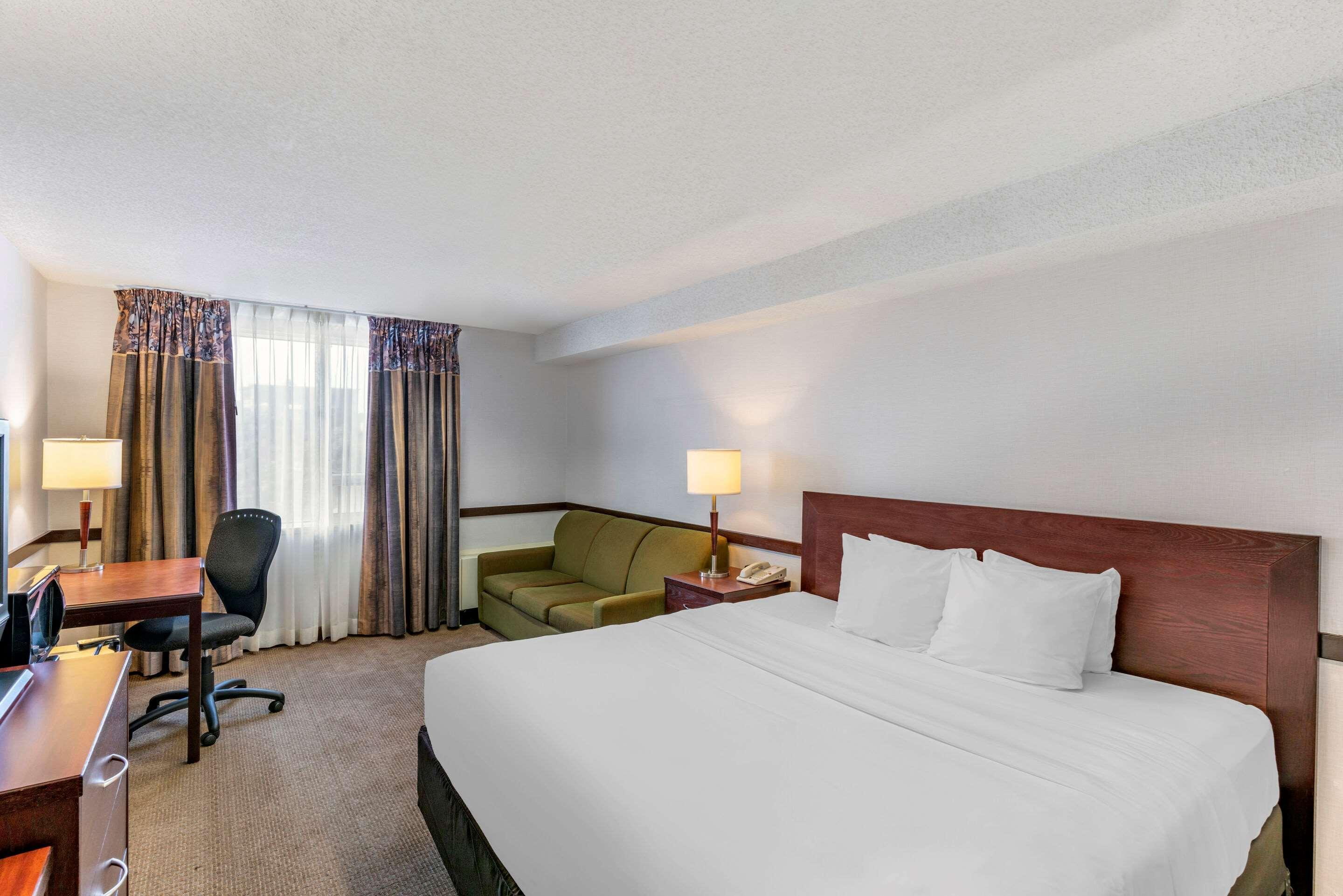 Quality Inn And Suites Montreal East Kültér fotó